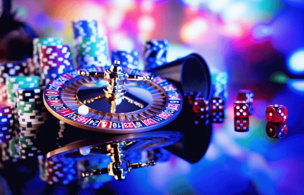Player browsing xin tian di casino games on a mobile phone